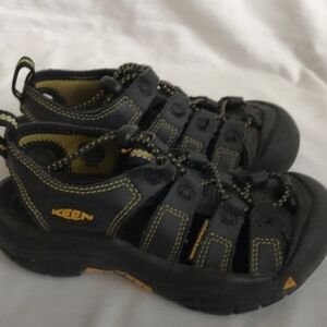 KEEN  Newport H2 black and yellow sandal size 12 Toddler- bungee pull-EUC/SFH